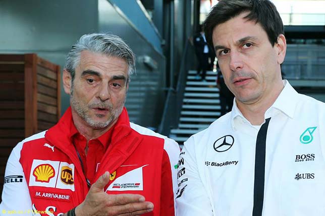 Маурицио Арривабене, руководитель команды Ferrari, и Тото Вольфф, директор Mercedes Motorsport
