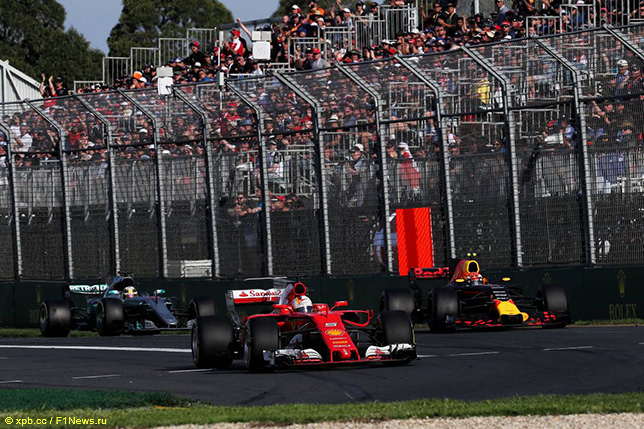 Себастьян Феттель лидирует за рулём Ferrari SF70H на трассе Гран При Австралии