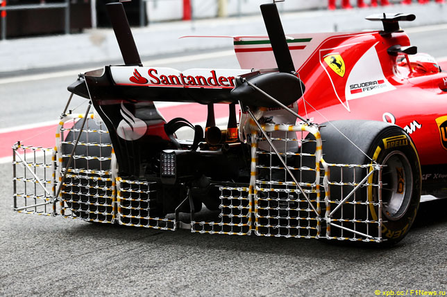 Реклама Santander на заднем антикрыле Ferrari