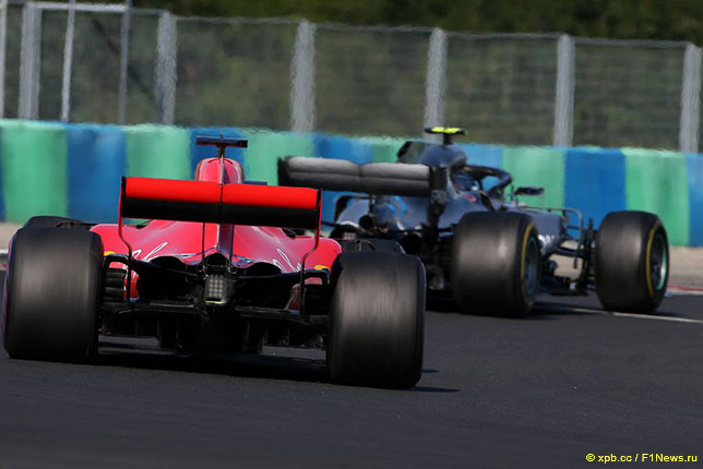 Машины Ferrari и Mercedes на трассе Гран При Венгрии