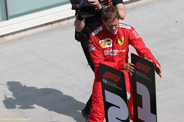 После гонки Себастьян Феттель поменял местами таблички с номерами позиций на финише, поставив к своей Ferrari табличку с номером