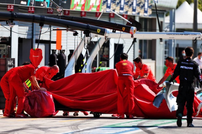 Разбитая машина Шарля Леклера, доставленна с трассы в боксы Ferrari, фото XPB