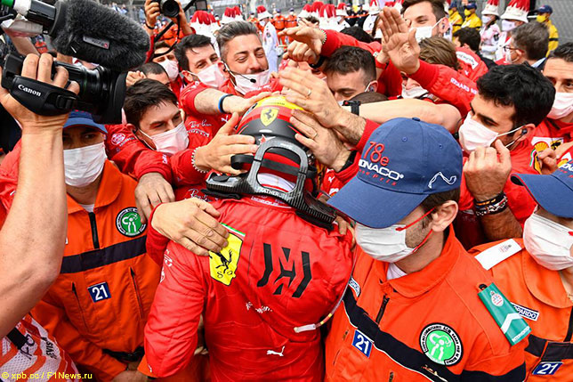 Команда Ferrari поздравляет Карлоса Сайнса с первым подиумом сезона