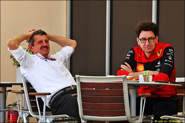 Руководитель команды Haas Гюнтер Штайнер и руководитель Ferrari Маттиа Бинотто