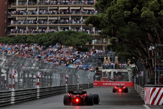 До пит-стопов машины Ferrari уверенно лидировали в Монако, фото XPB