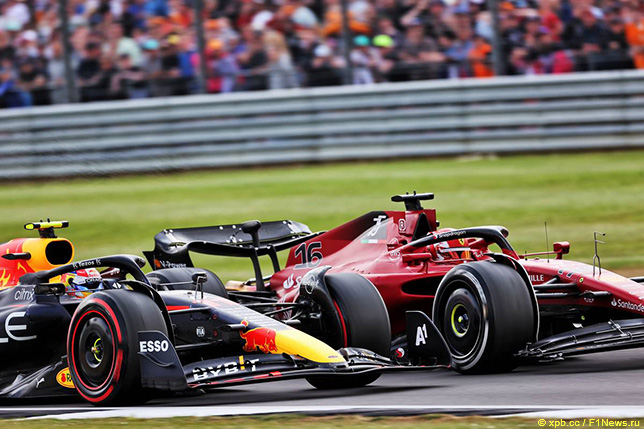 Машины Red Bull Racing и Ferrari на трассе в Сильверстоуне