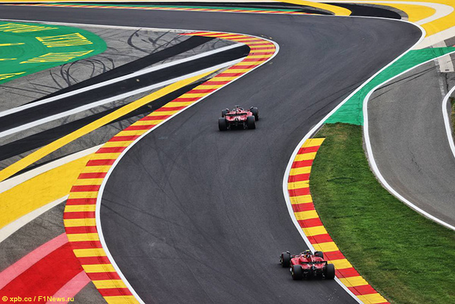 Машины Ferrari на трассе в Спа
