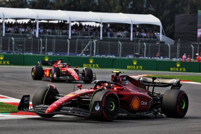 Машины Ferrari на трассе в Мехико, фото XPB