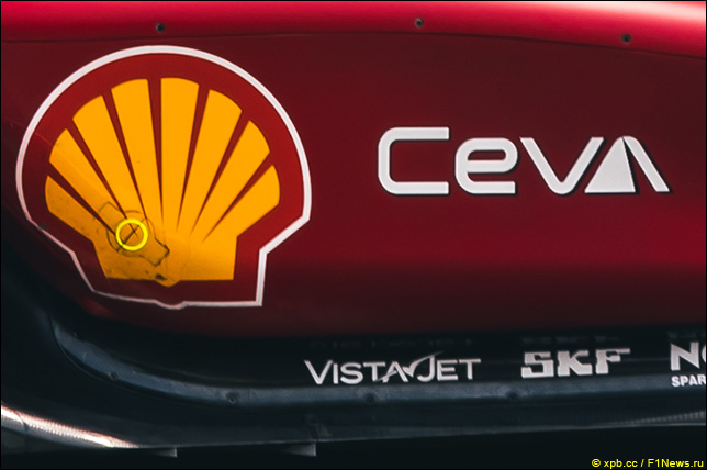 Логотип VistaJet на машине Ferrari