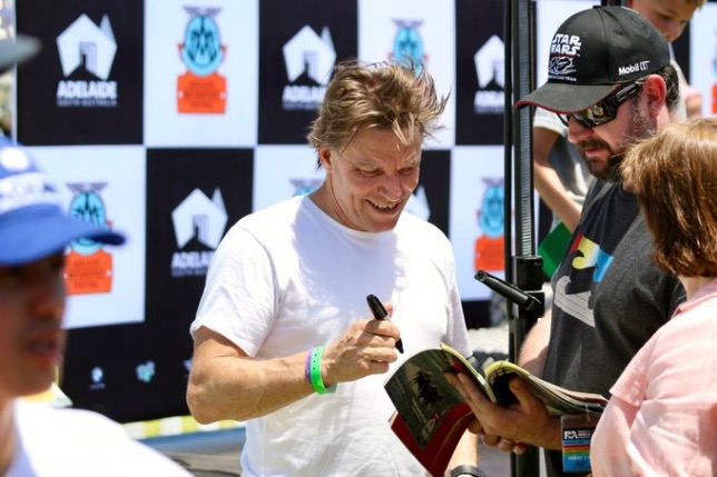Стефан Йоханссон раздаёт автографы австралийским болельщикам, фото пресс-службы фестиваля