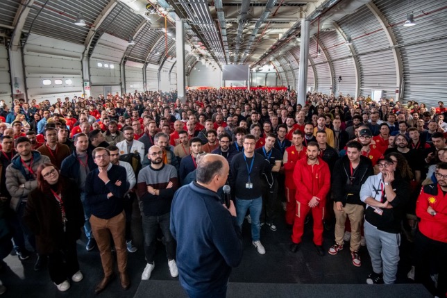 Вся команда Ferrari собралась, чтобы отметить победный дубль, фото пресс-службы Ferrari
