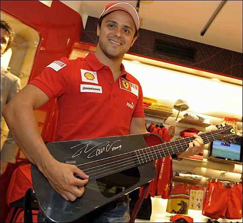 Фелипе Масса демонстрирует гитару Blackbird Ferrari