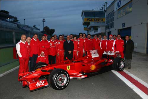 Участники молодёжных тестов Ferrari в компании персонала команды