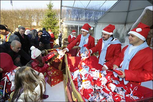 Гонщики Ferrari в роли Санта-Клаусов раздают подарки в Маранелло