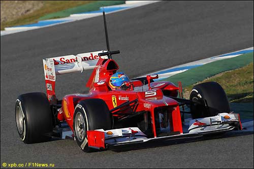 Фернандо Алонсо за рулем Ferrari F2012 на тестах в Хересе