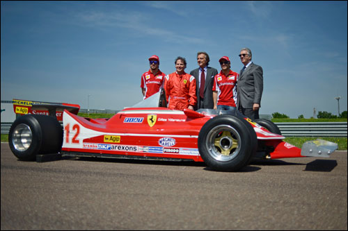 Жак Вильнев, пилоты и руководители Скудерии рядом с Ferrari 312T4