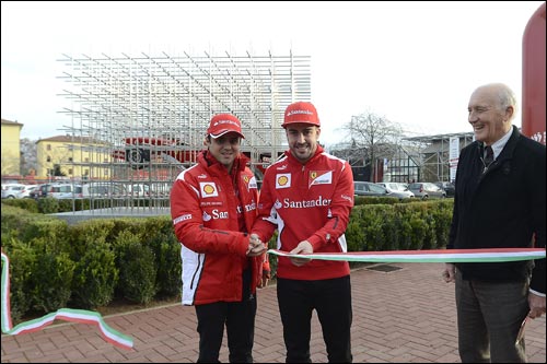 Открытие скульптурной композиции перед входом в музей Ferrari