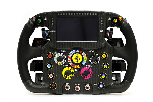На руле Ferrari LCD-дисплей есть, в отличие от машин ряда других команд