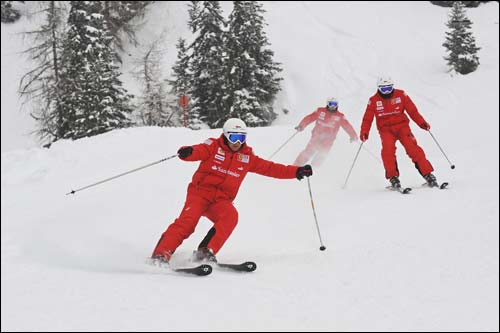 Гонщики на горнолыжном склоне