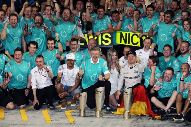 Команда Mercedes празднует кончание сезона в Абу-Даби