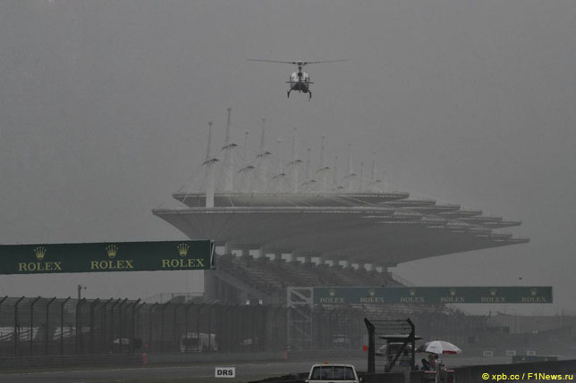 Вертолет над шанхайской трассой