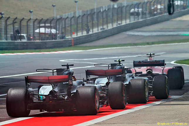 Т-образные крылья и плавники на машинах Mercedes и Ferrari