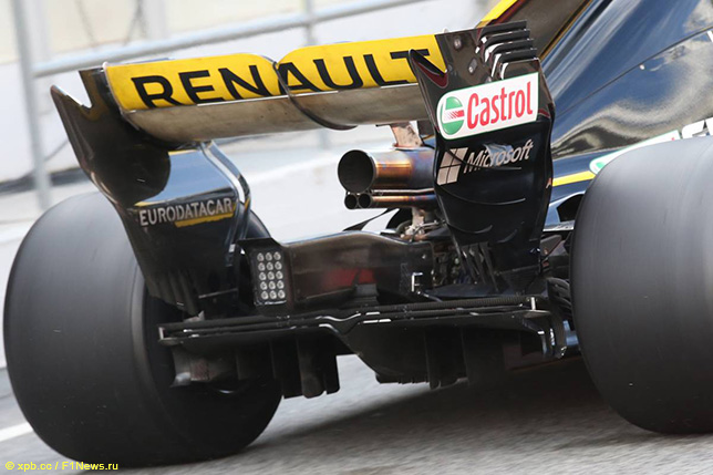 Вывод выхлопной системы на Renault R.S.18 расположен так, что поток раскалённых газов проходит под задним крылом