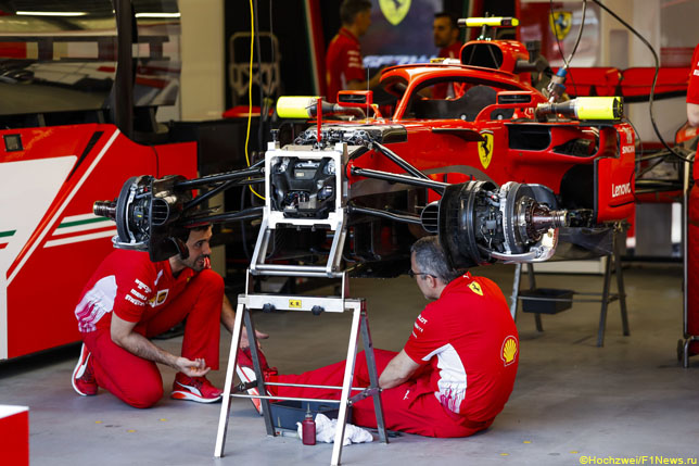 Механики Ferrari работают с машиной Кими Райкконена