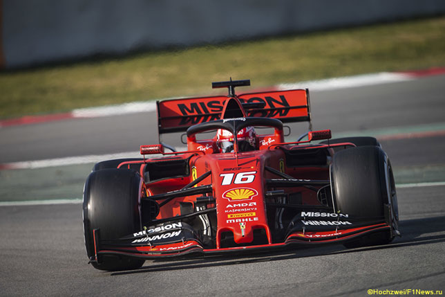 Машина Ferrari на тестах в Барселоне