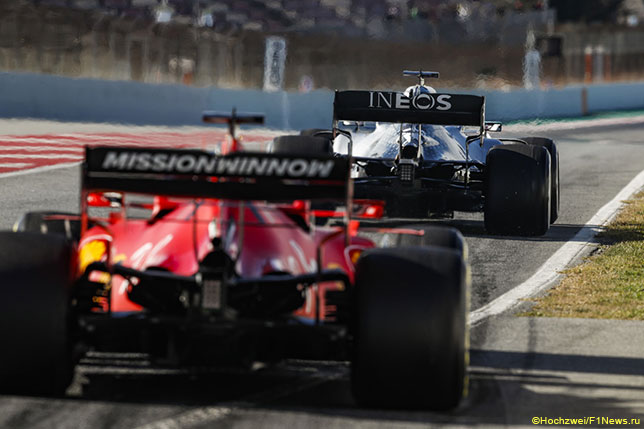 Машины Mercedes и Ferrari на тестах в Барселоне