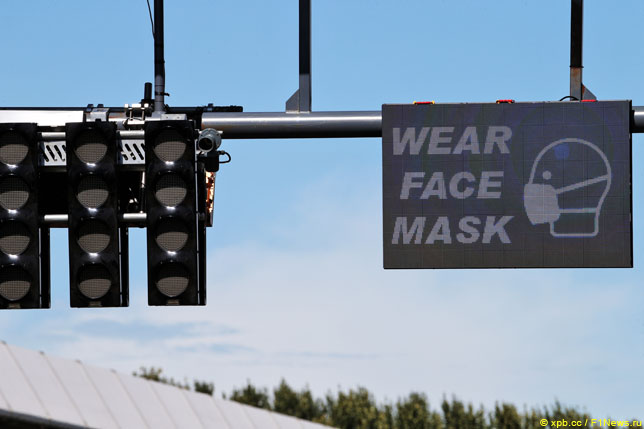 Напоминание о необходимости носить маску на автодроме
