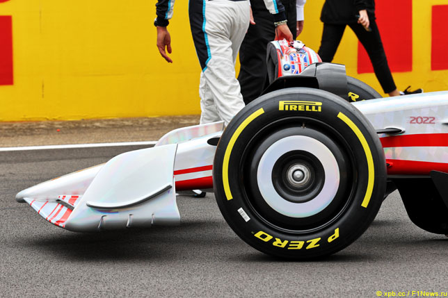 Переднее колесо прототипа машины Формулы 1 2022 года