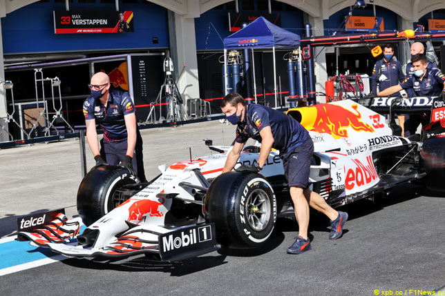 Механики Red Bull везут машину Серхио Переса на техническую инспекцию