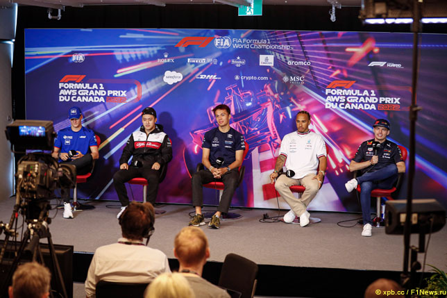 Гонщики на пресс-конференции FIA