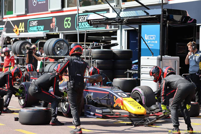 Механики Hitech обслуживают машину Джека Кроуфорда на этапе Формулы 2 в Монако