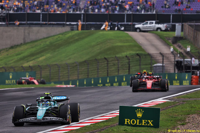 FIA изменила регламент после инцидента Алонсо с Сайнсом