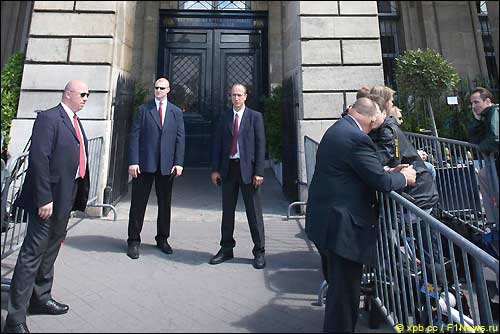 Охрана на вхоже в парижский офис FIA в дни проведения официальных мероприятий