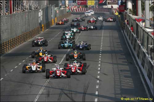 Старт гонки Формулы 3 в Макао