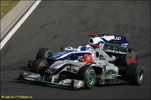 Борьба Михаэля Шумахера и Рубенса Баррикелло на Гран При Венгрии 2010 года 