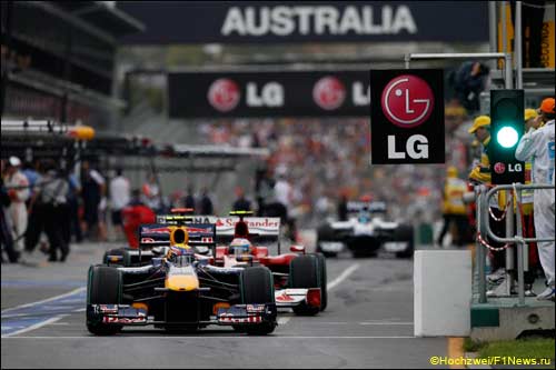 Гонщики выезжают на трассу во время Гран При Австралии 2010 года