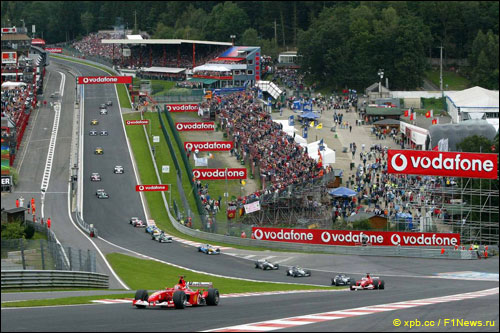 Полоты преодолевают поворот Красная вода по ходу Гран При Бельгии 2002 года