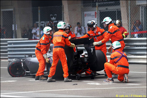 Маршалы Монако эвакуируют машину Адриана Сутила с трассы