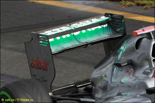 "Яблоко раздора": торцевая пластина заднего антикрыла Mercedes W03