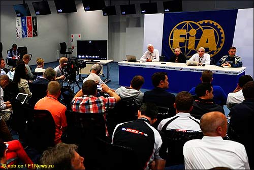Пресс-конференция FIA  в пятницу