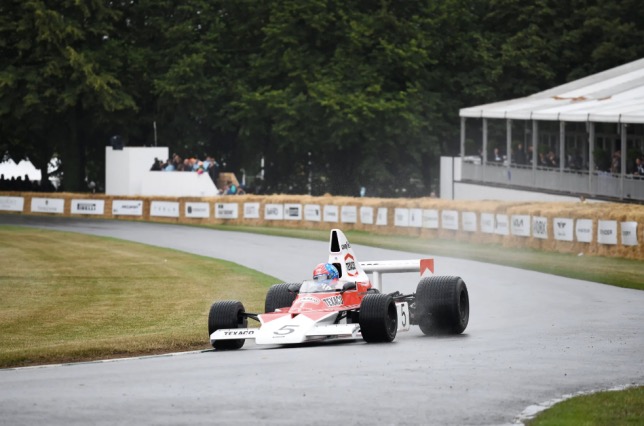 Эмерсон Фиттипальди за рулём McLaren M23 в Гудвуде, фото McLaren