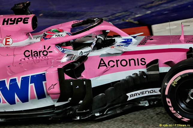 Машина команды Force India на трассе в Сингапуре