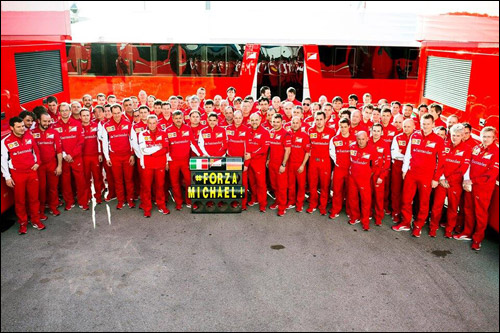 Команда Ferrari поддерживает Михаэля Шумахера