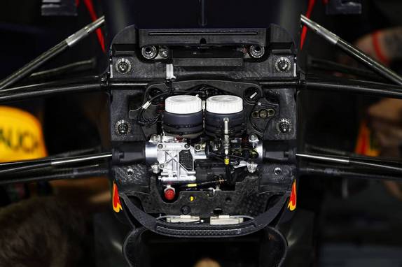 Передняя подвеска машины Red Bull RB12