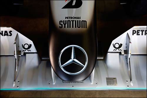 Логотип Deutsche Post на машинах Mercedes GP