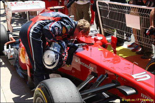 Себастьян Феттель разглядывает Ferrari F150°Italia